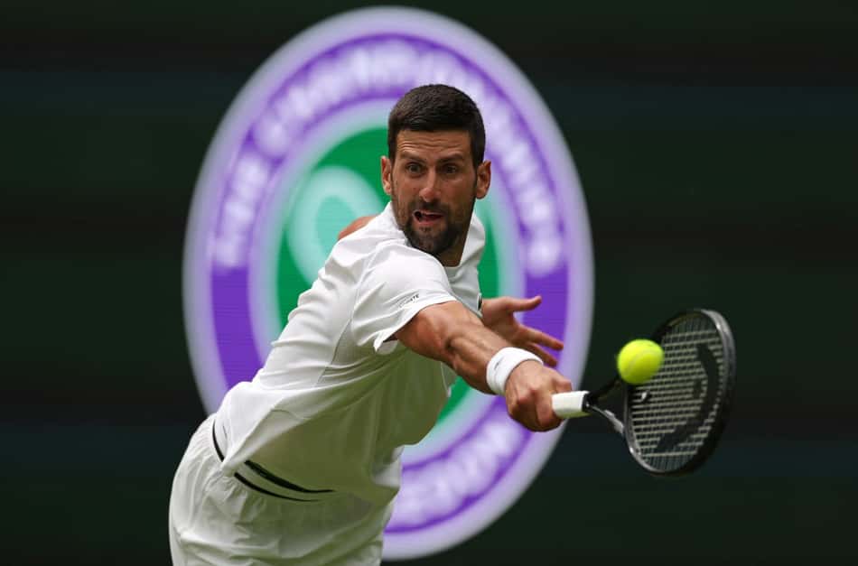 Sérvio Novak Djokovic devolve de backhand em treino em Wimbledon