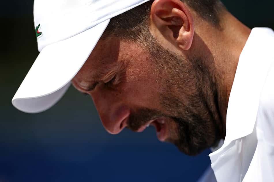 Sérvio Novak Djokovic olha para baixo em treino em Wimbledon