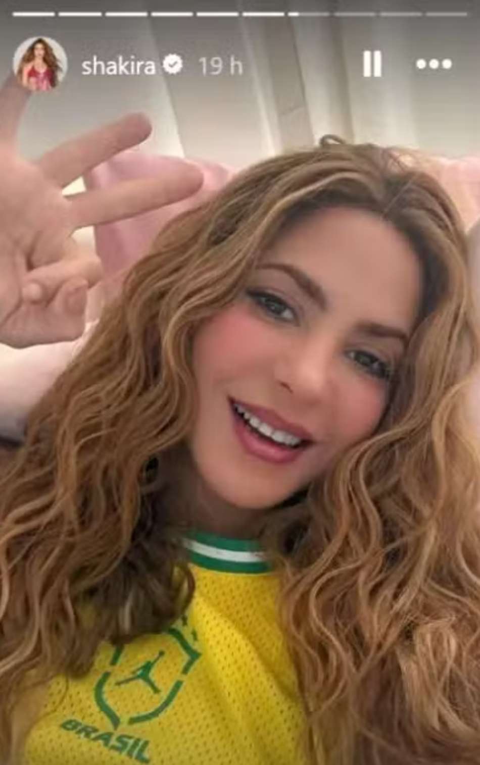 Shakira posta foto com camisa amarela do Brasil