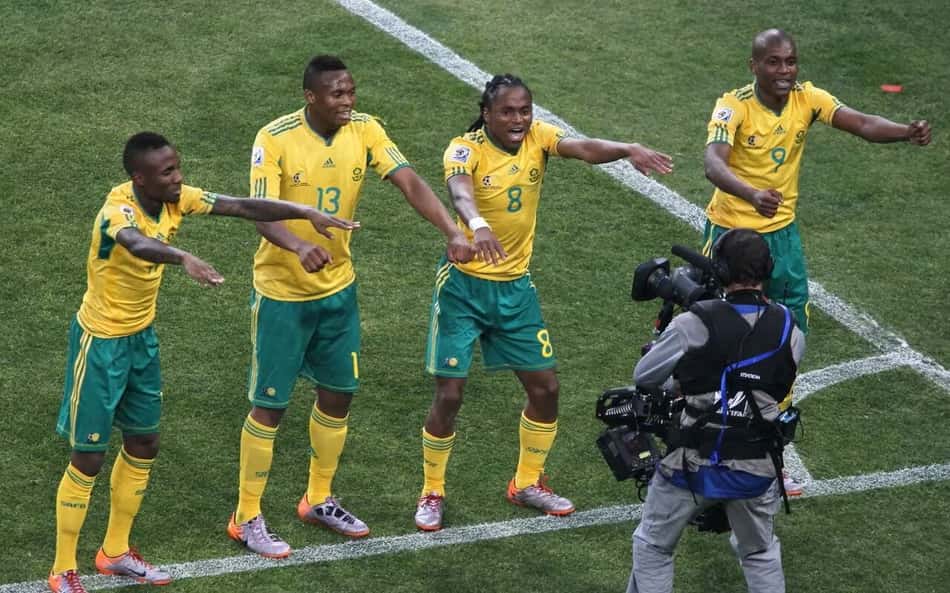 Há 16 anos, Tshabalala marcava gol de estreia da África do Sul na Copa do Mundo (Foto: Divulgação/FIFA)