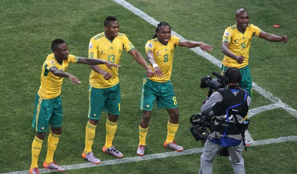 Há 16 anos, Tshabalala marcava gol de estreia da África do Sul na Copa do Mundo (Foto: Divulgação/FIFA)