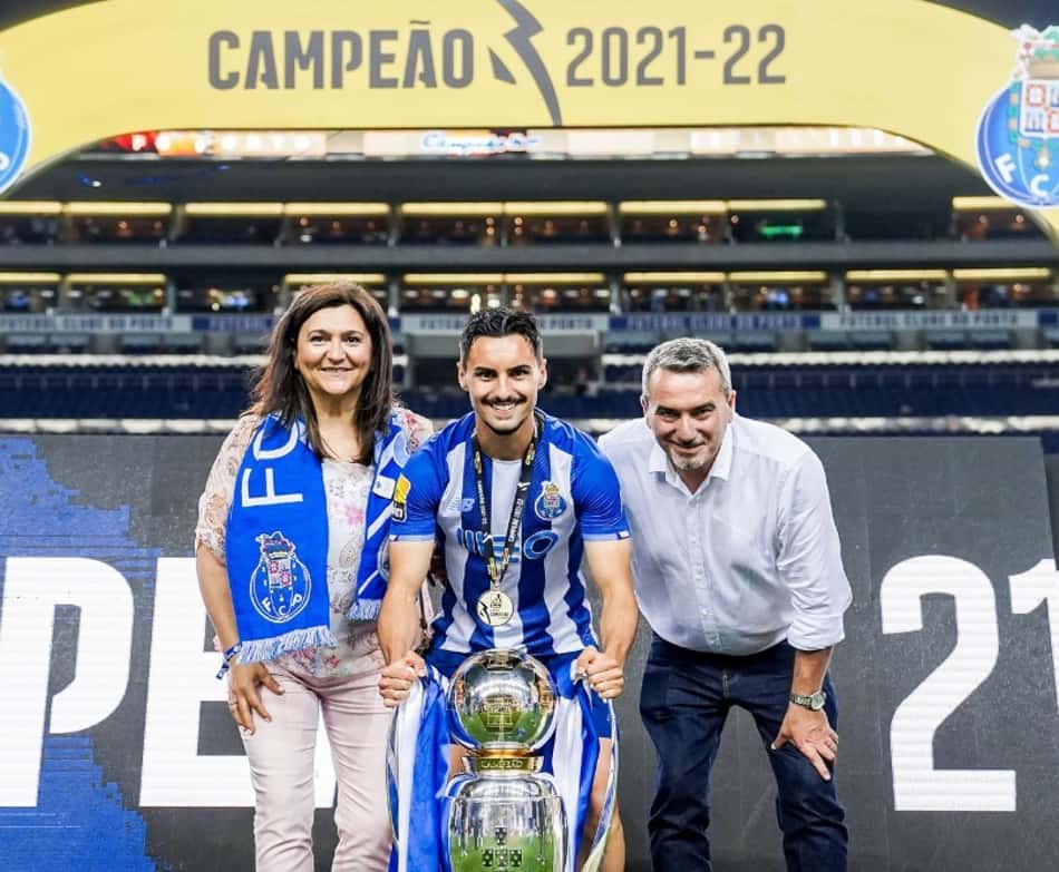 Canadense Stephen Eustáquio com os pais, quando venceu a Taça de Portugal pelo Porto, em 2022