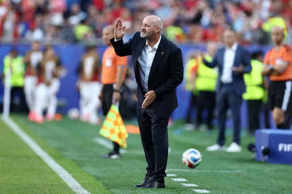 Steve Clarke, técnico da Escócia, de terno preto à beira do gramado