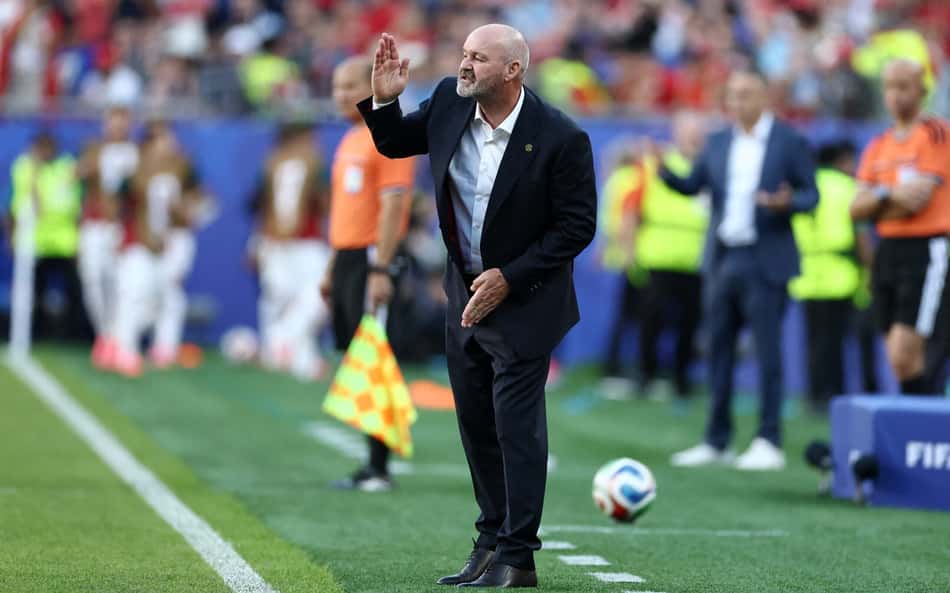 Próximo adversário do Brasil, técnico da Escócia perde a cabeça após derrota para Marrocos