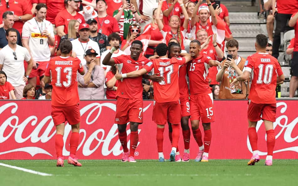 Jogadores da Suíça comemoram abraçados a vitória sobre o Canadá na Copa do Mundo