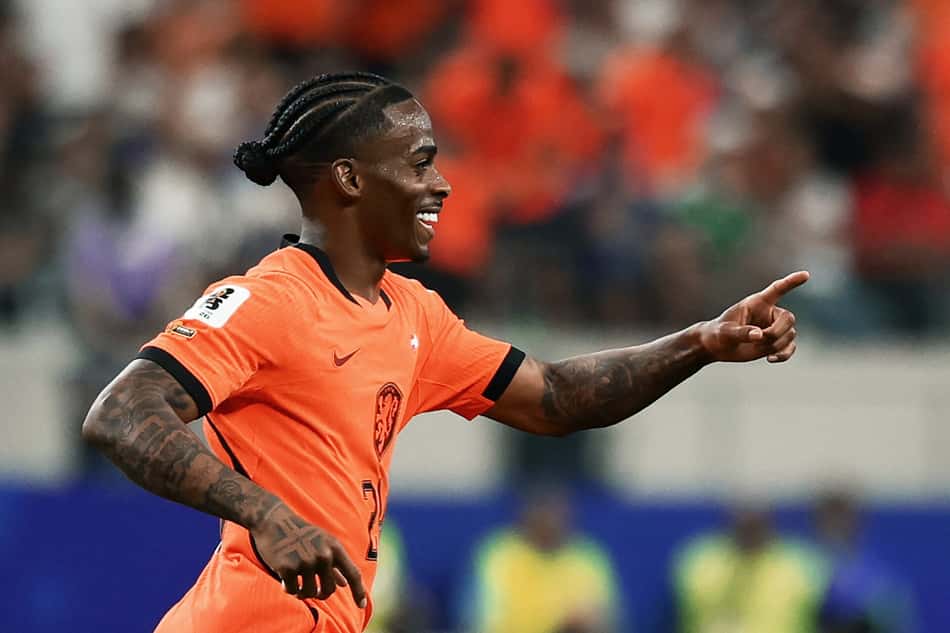 Summerville comemora gol da Holanda contra o Japão