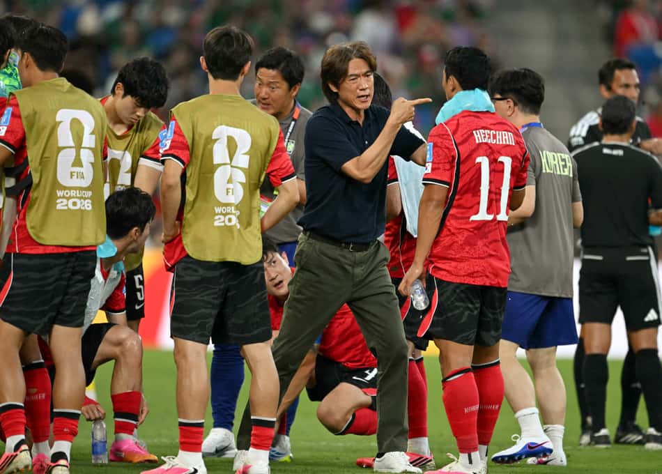 Ex-técnico da Coreia do Sul com jogadores em campo na Copa do Mundo 2026