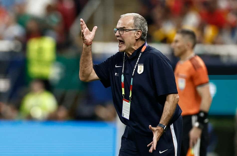 Técnico Marcelo Bielsa gesticula na derrota do Uruguai para a Espanha