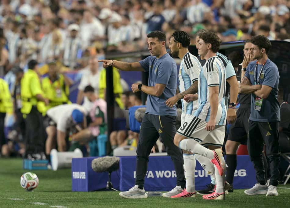 Técnico da Argentina, Scaloni conversa com Julián Álvarez e Nico González na estreia da Copa do Mundo