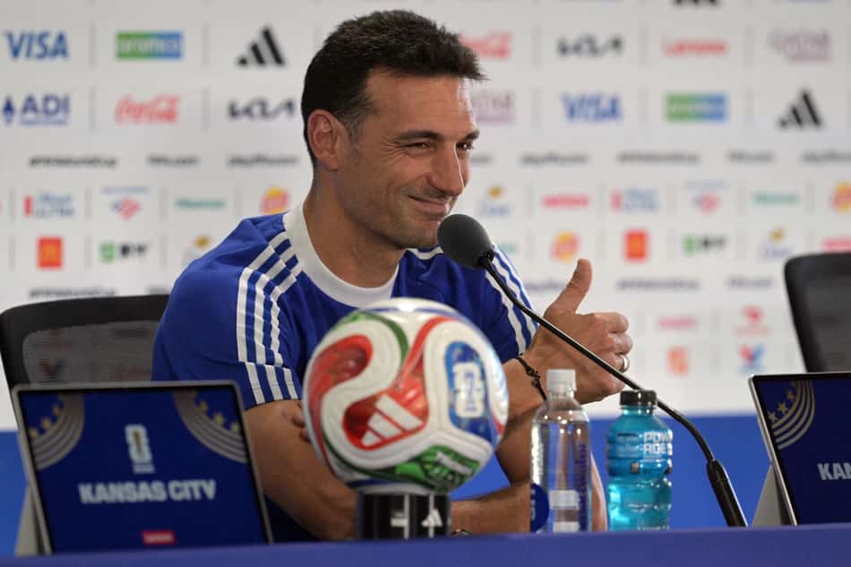 Técnico da Argentina, Scaloni faz sinal de positivo durante coletiva na Copa do Mundo