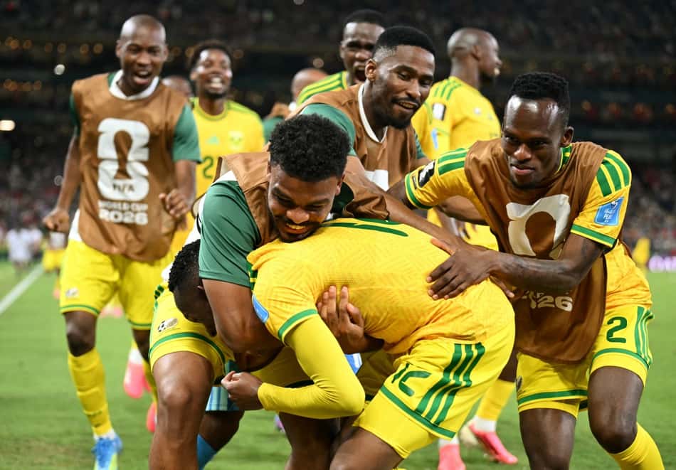 Thapelo Maseko é abraçado por companheiros após marcar para a África do Sul