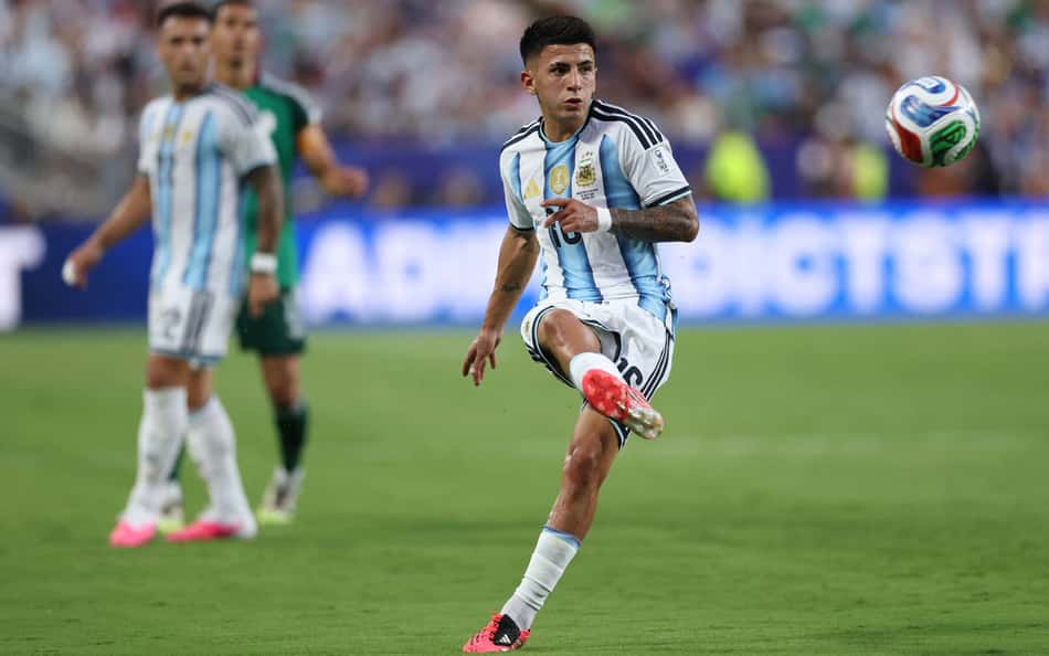 Thiago Almada em ação pela Argentina contra a Argélia na estreia da Copa do Mundo