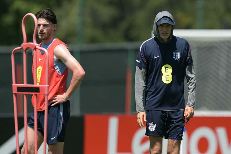 Thomas Tuchel observa treino da Inglaterra ao lado de Declan Rice