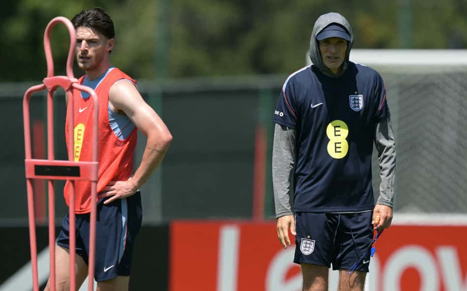Thomas Tuchel observa treino da Inglaterra ao lado de Declan Rice