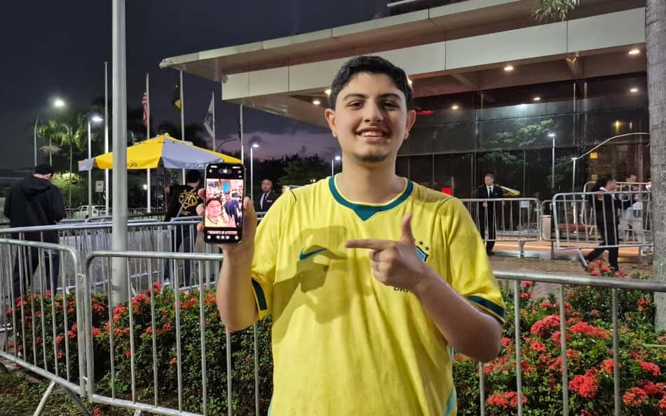 Torcedor paga diária em hotel e tira fotos com jogadores da Seleção Brasileira antes da Copa do Mundo