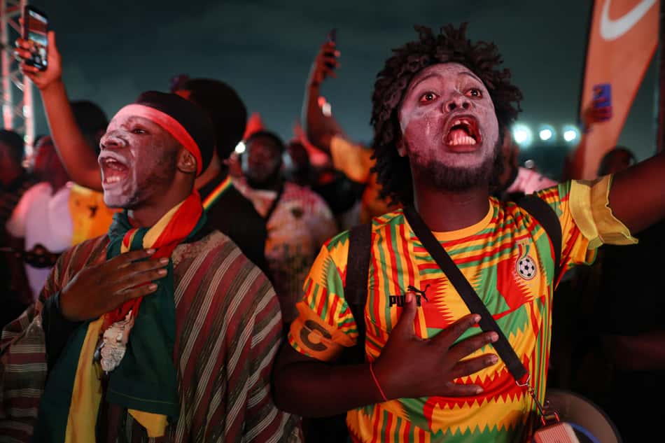 Torcedores de Gana comemoram a classificação da seleção nas ruas da capital do país, Accra