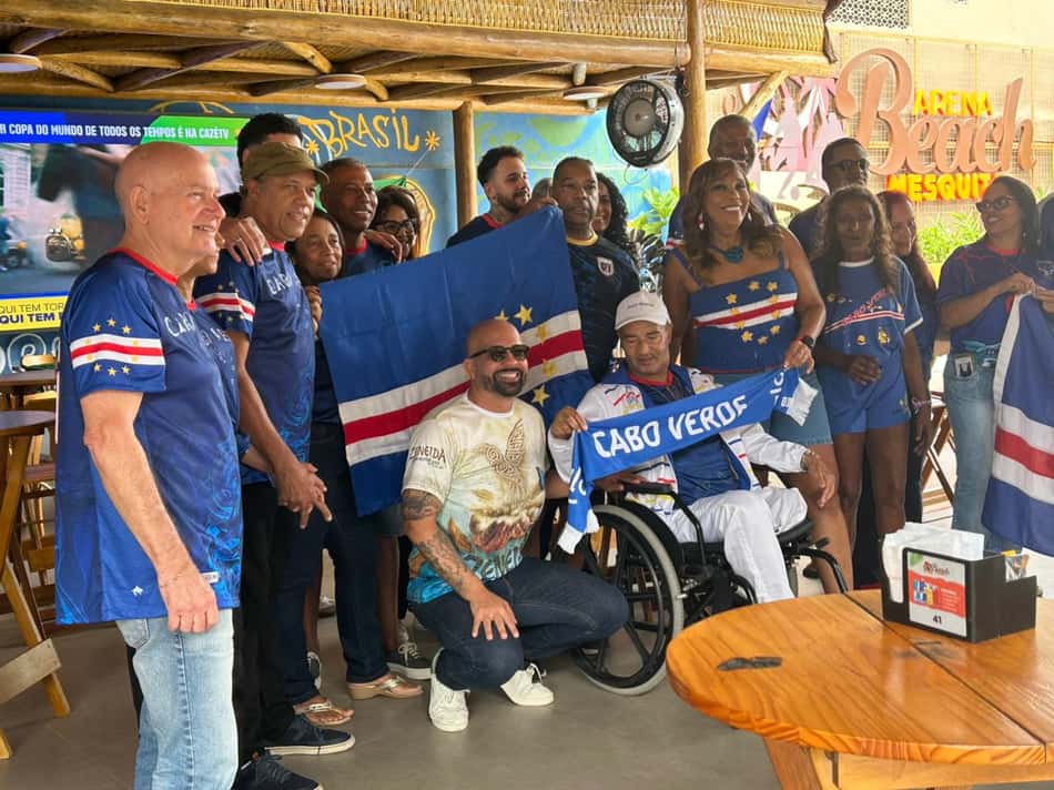 Torcedores de Cabo Verde posam para foto em Mesquita
