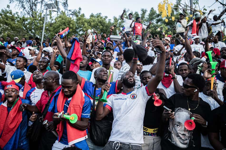 Torcedores do Haiti reagem durante a partida da Copa do Mundo FIFA 2026 entre Haiti e Escócia, em Porto Príncipe, em 13 de junho de 2026