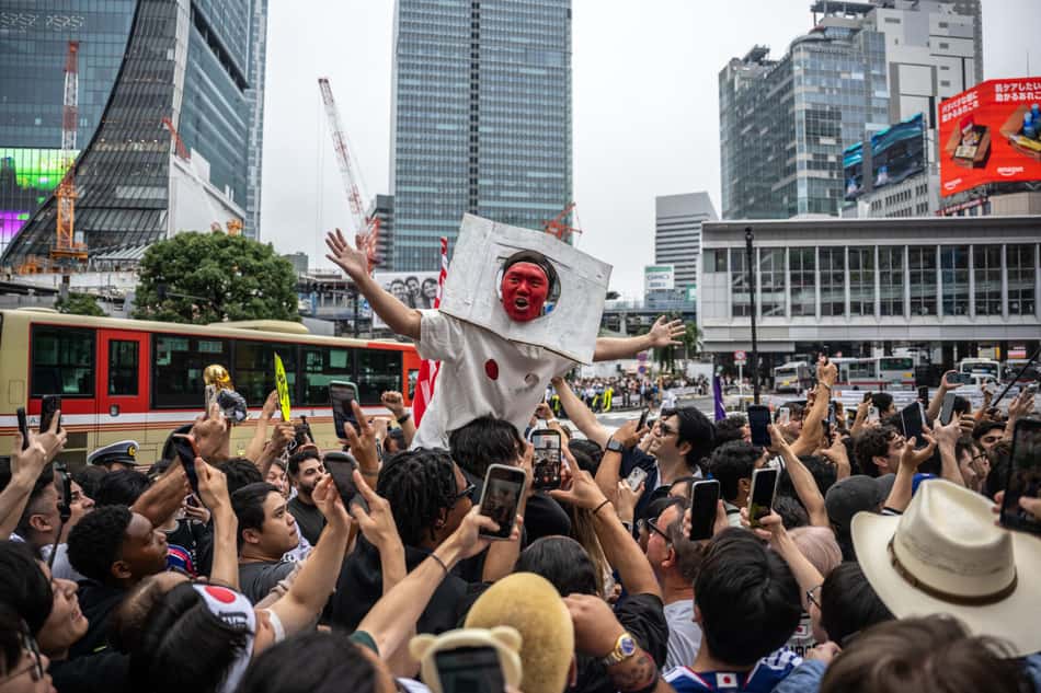 Torcedores do Japão reagem após a partida de futebol contra a Suécia pelo Grupo F da Copa do Mundo de 2026, no distrito de Shibuya, em Tóquio (Foto: Philip Fong / Afp)
