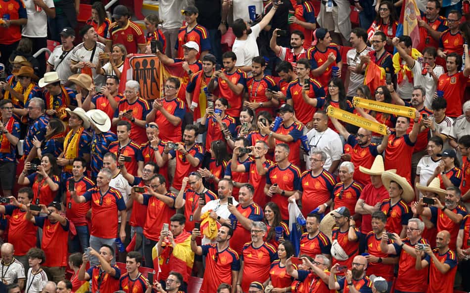 Torcedores da Espanha comemorando no jogo com o Uruguai