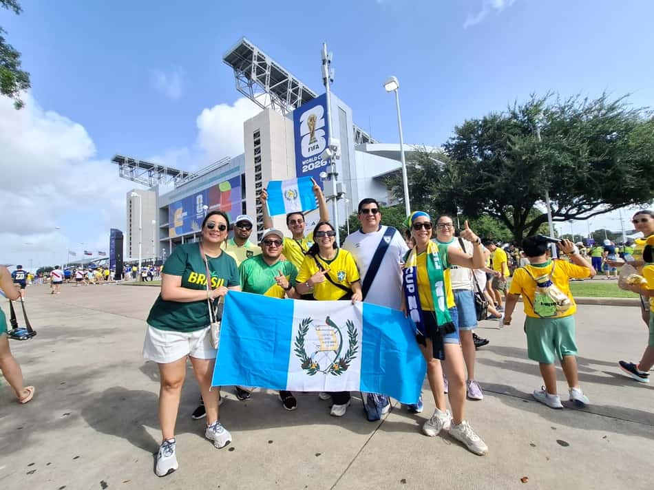 Torcedores da Guatemala com bandeira do país vão apoiar a Seleção Brasileira em Houston