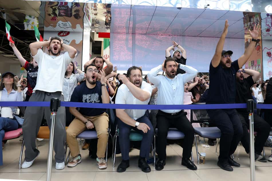 Iranianos reagem enquanto assistem à partida de futebol do Grupo G da Copa do Mundo da FIFA 2026 entre Egito e Irã