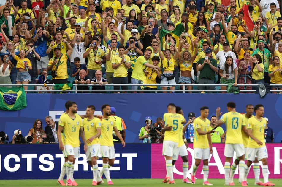 Torcida brasileira comemora um dos gols diante da Escócia