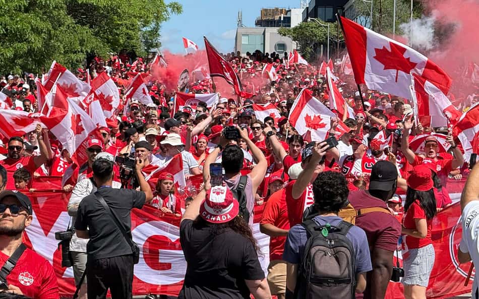 Torcida do Canadá faz festa em Toronto (Foto: Devin Heroux/X)