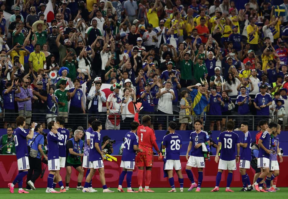 Jogadores do Japão comemoram diante de seus torcedores ao final da partida de futebol contra a Suécia pelo Grupo F da Copa do Mundo de 2026, no Dallas Stadium, em Arlington 