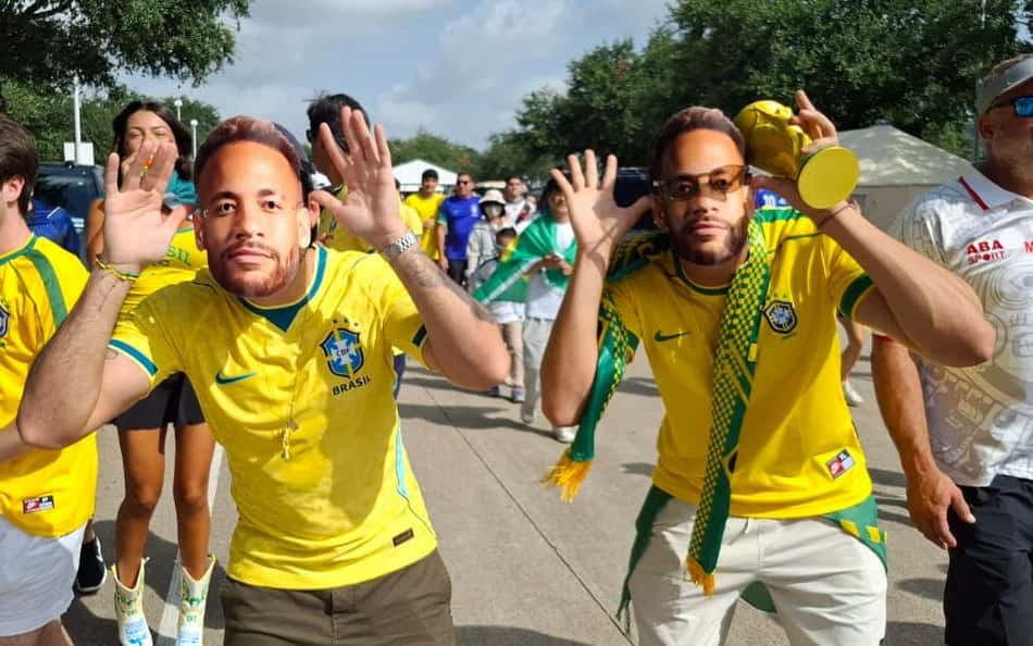 Torcedores brasileiros exibem a máscara do Neymar em Houston, nos Estados Unidos