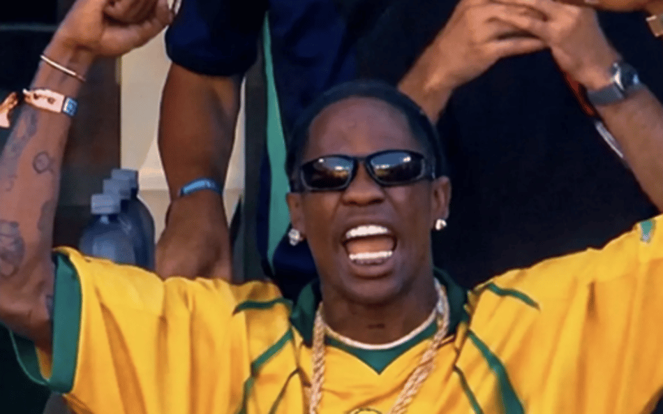 Vestido com a camisa da Seleção Brasileira, Travis Scott comemora gol do Brasil na partida contra Marrocos