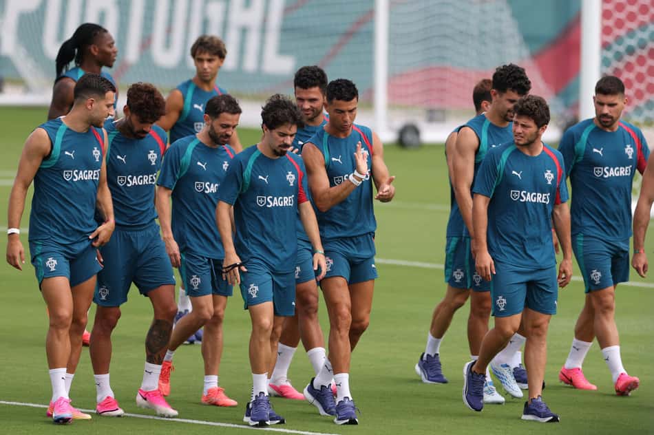 Jogadores da seleção portuguesa treinando no gramado antes do compromisso contra a Colômbia
