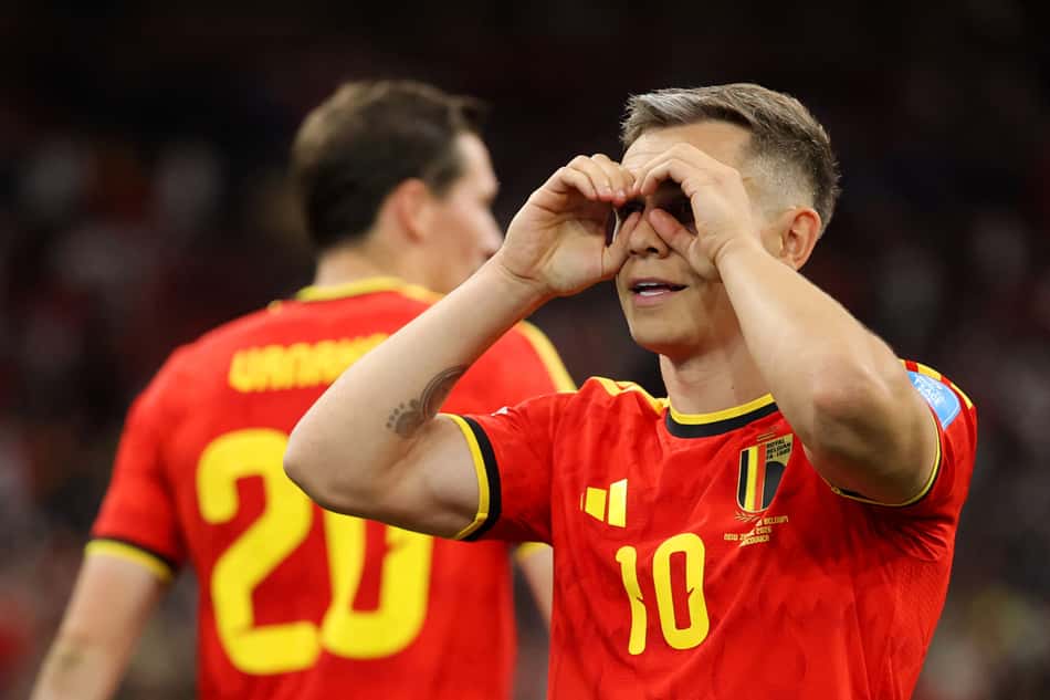 Trossard comemora gol marcado pela Bélgica sobre a Nova Zelândia com as mãos nos olhos