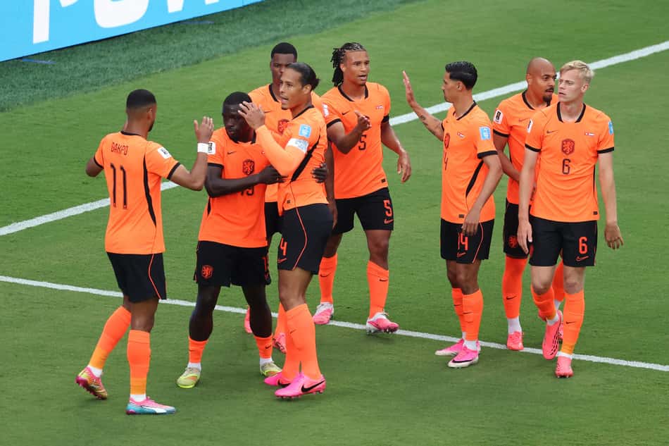 Jogadores da Holanda comemoram gol marcado