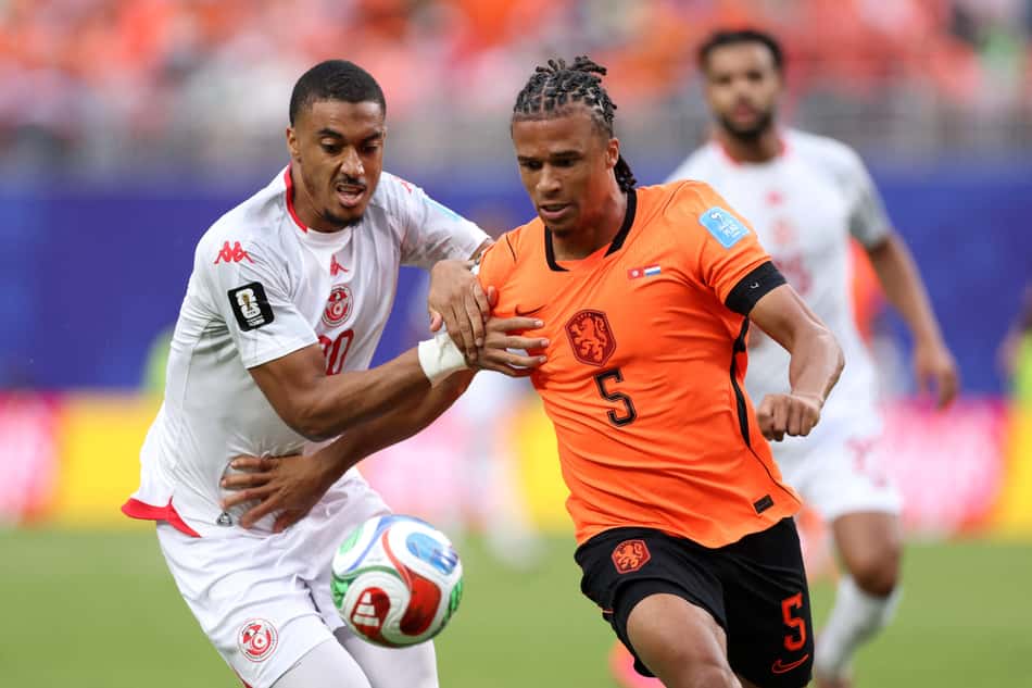 Jogador da Tunísia tenta driblar defensor holandês pela Copa do Mundo