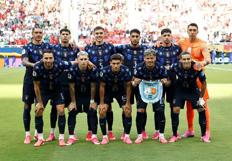 Jogadores do Uruguai perfilados antes da partida contra a Espanha na Copa do Mundo