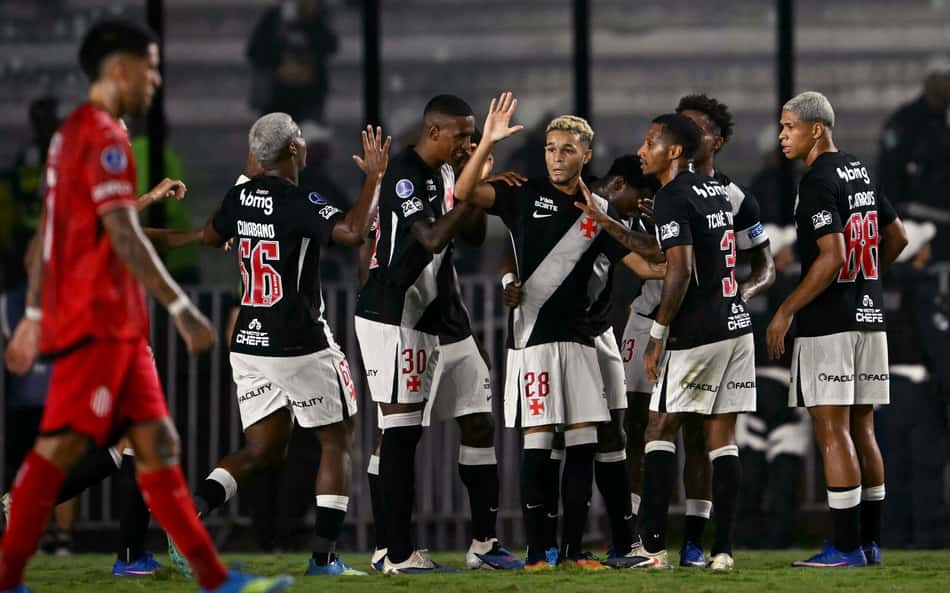Jogadores do Vasco comemoram gol marcado em São Januário