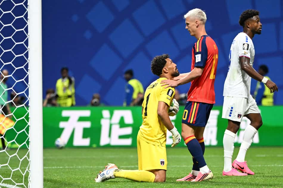Goleiro Vozinha e Dani Olmo durante Espanha e Cabo Verde na Copa do Mundo
