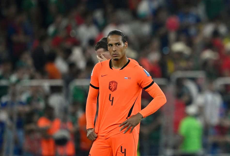 Virgil van Dijk aparece em pé, com as mãos na cintura, durante partida da Holanda pela Copa do Mundo