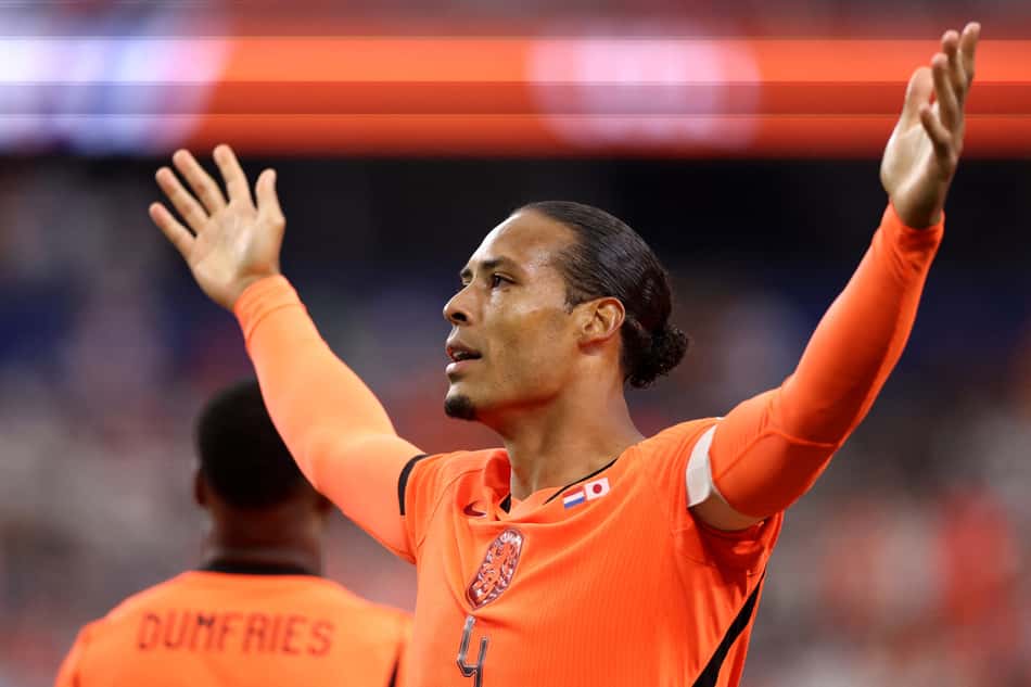 Virgil van Dijk comemora gol contra o Japão
