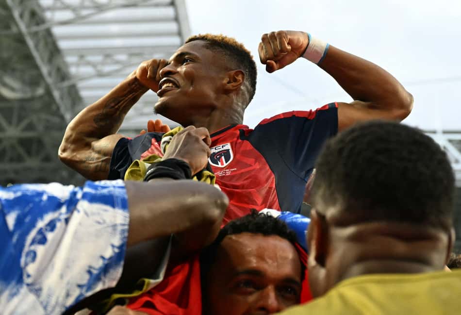 Varela comemora gol do empate de Cabo Verde sobre o Uruguai na Copa do Mundo nos braços de seus companheiros