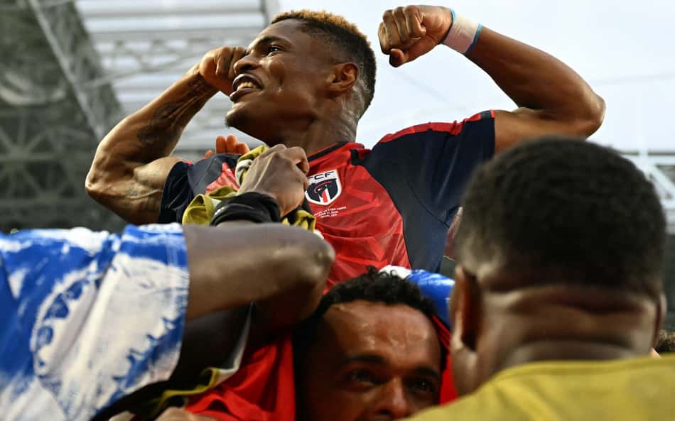 Varela comemora gol do empate de Cabo Verde sobre o Uruguai na Copa do Mundo nos braços de seus companheiros