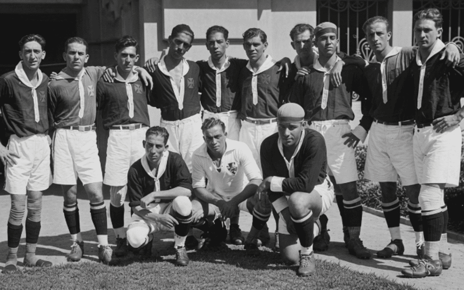 Elenco do Vasco de 1926 posa para forto, Dinho aparece em pé de gorro