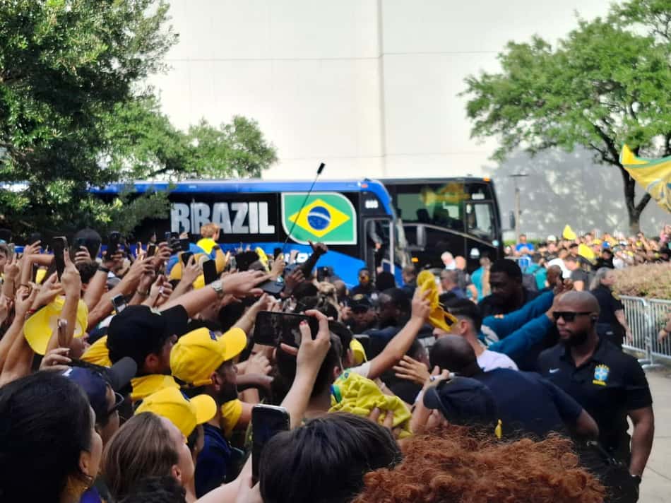 Vestidos de amarelo, torcedores brasileiro recpcional jogadores da Seleção Brasileira no Texas, EUA