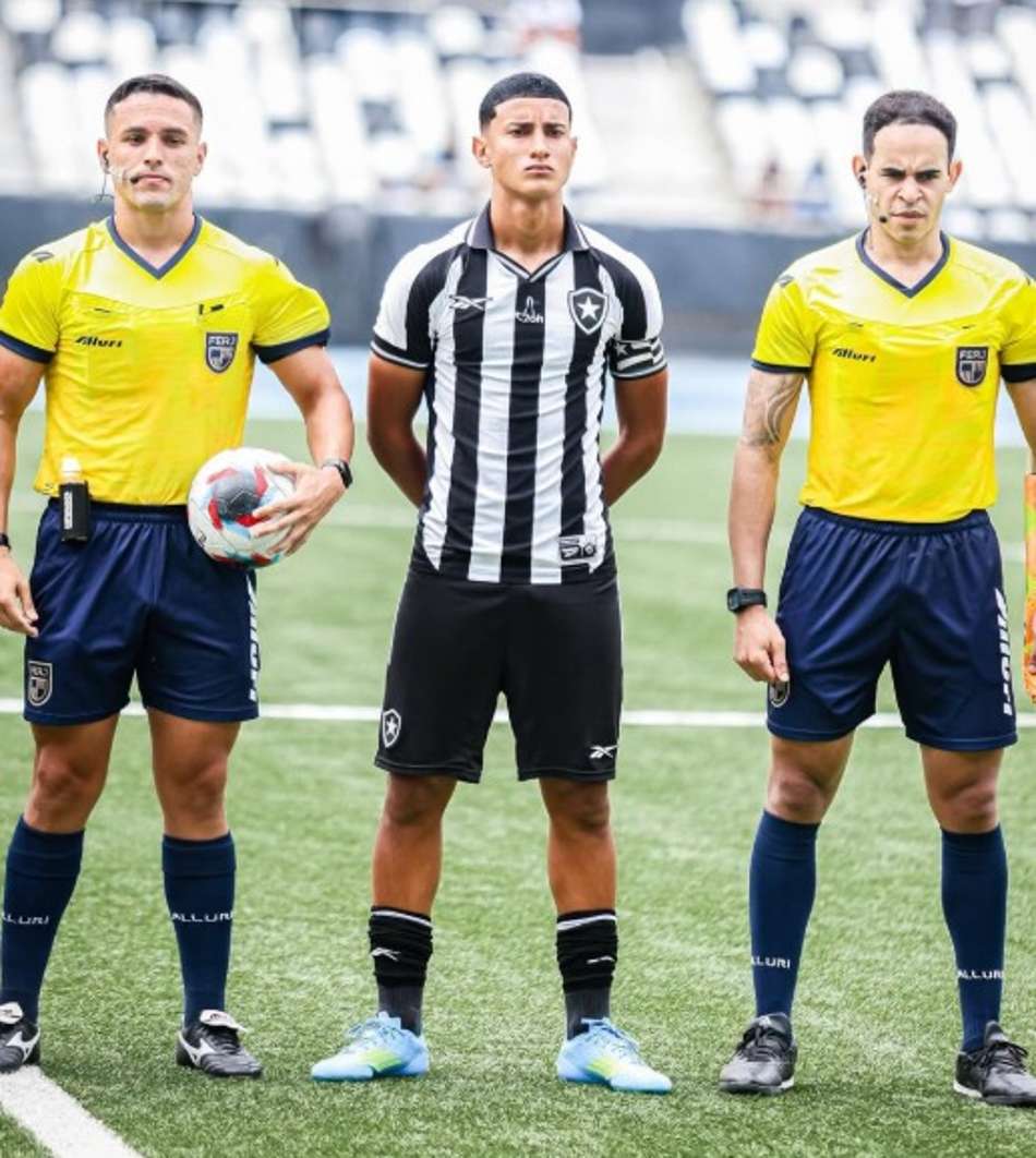 Volante Victor Hugo, do Botafogo, antes de jogo no Estádio Nilton  Santos