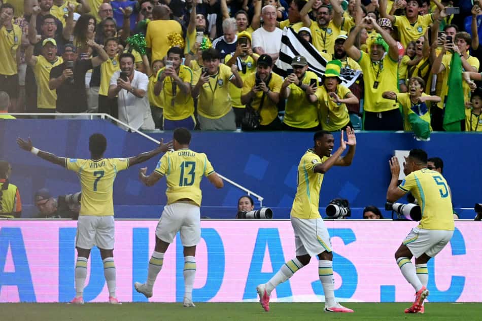 Vini Jr, Danilo, Rayan e Casemiro comemoram gol do Brasil no gramado do Hard Rock Stadium