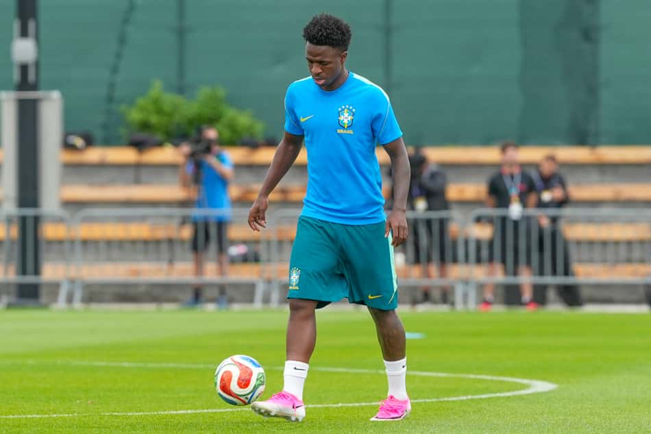 Vini Jr conduz a bola durante o treino da Seleção na Copa do Mundo