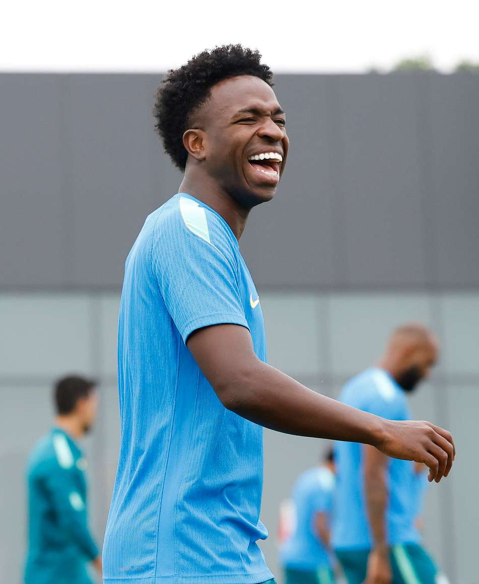 Vini Jr sorri durante o treino da Seleção Brasileira