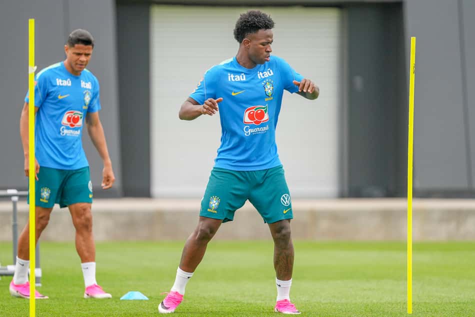 Vini Jr se aquece no treino da Seleção Brasileira nos Estados Unidos