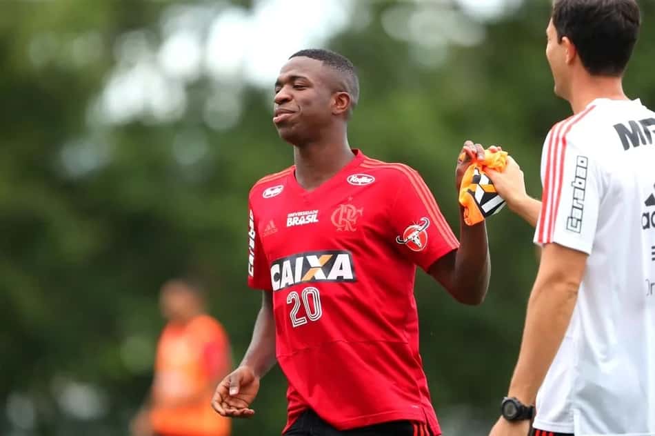 Vini Jr ao lado de Mauricio Barbieri durante treino do Flamengo no Ninho do Urubu